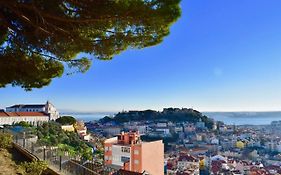 Aesthetic Riverview Apartment In Historical Lisbon